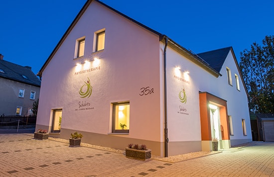 Barrierefreier Eingang und Parkplätze